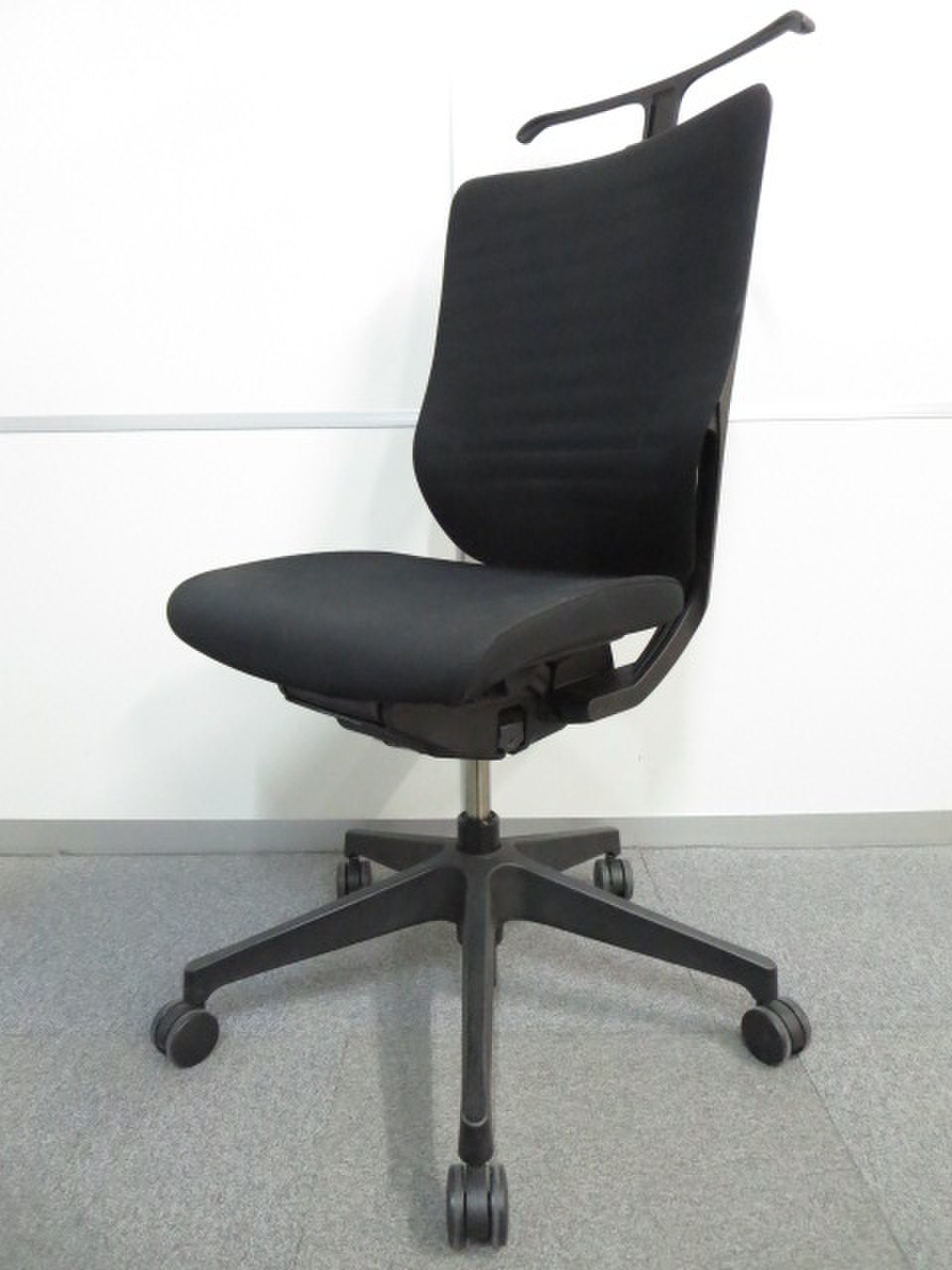 【ブラック×メッシュの大人気な組合せ！】イトーキ（ITOKI）/エピオス (epios)/ブラック/コートハンガー付で機能性〇
                        エピオス 
                                    中古
            