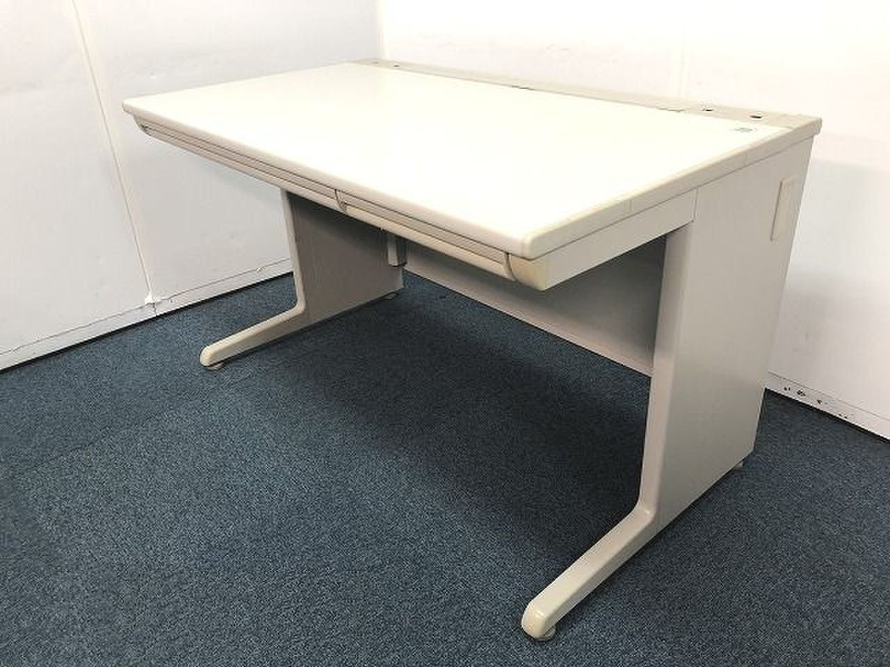 【定価約6万円！！パソコン・ビジネスフォンなどの配線管理にバツグンな配線タップ付き平机の入荷です！！】■オカムラ■SD-E
                        SD-eデスクシステム 
                                    中古
            