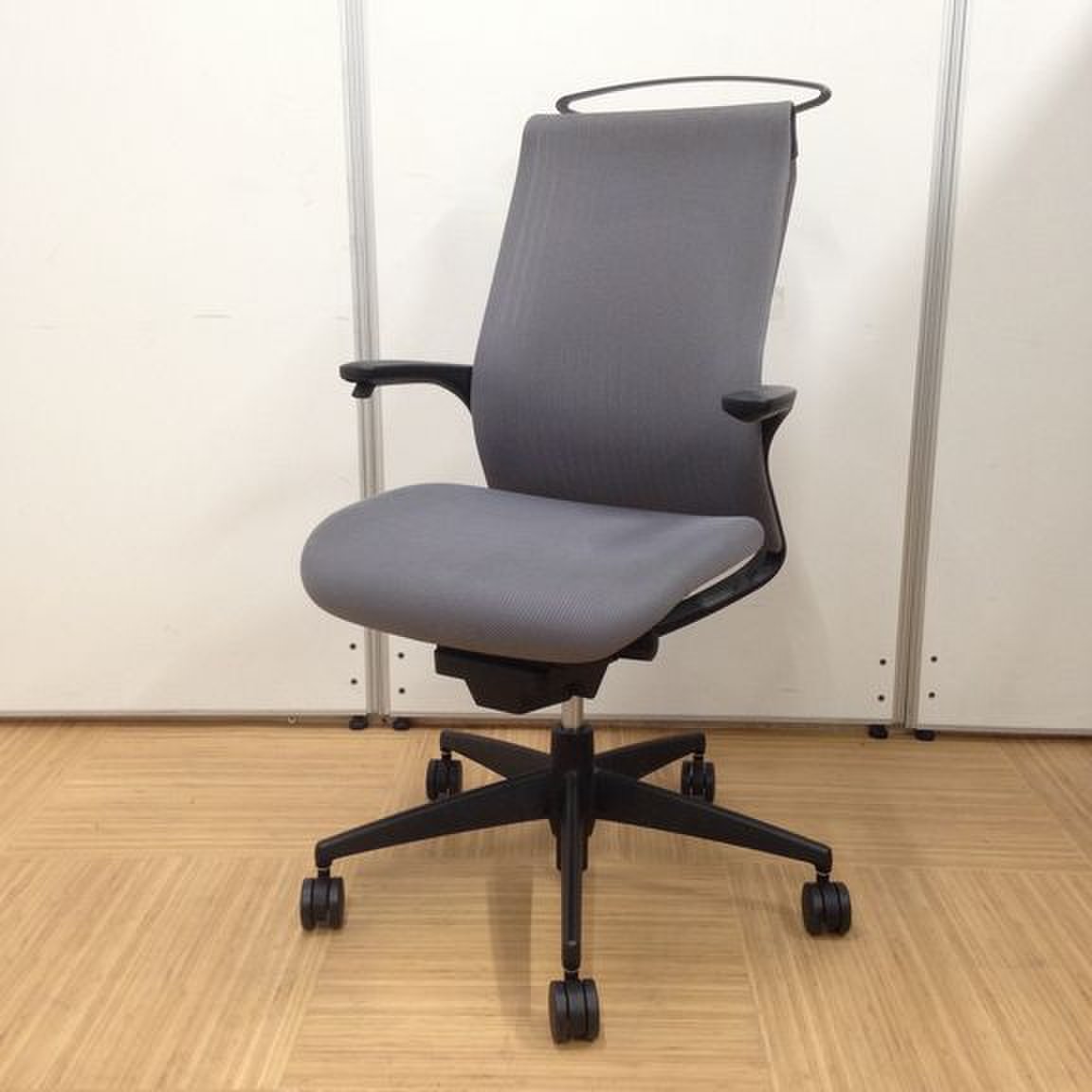 【手元で高さ調節！】簡単操作のオススメチェアが春日部店に入荷！♦コクヨ製
                        エムフォー（樹脂脚） 
                                    中古
            