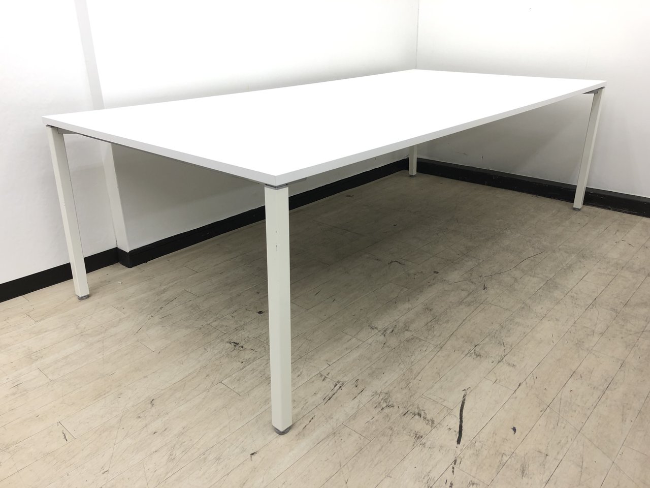 【会議用に如何でしょうか！】どんなシーンにもフィットする大型ホワイトテーブル！♦オカムラ製
                        アプションフリー 
                                    中古
            