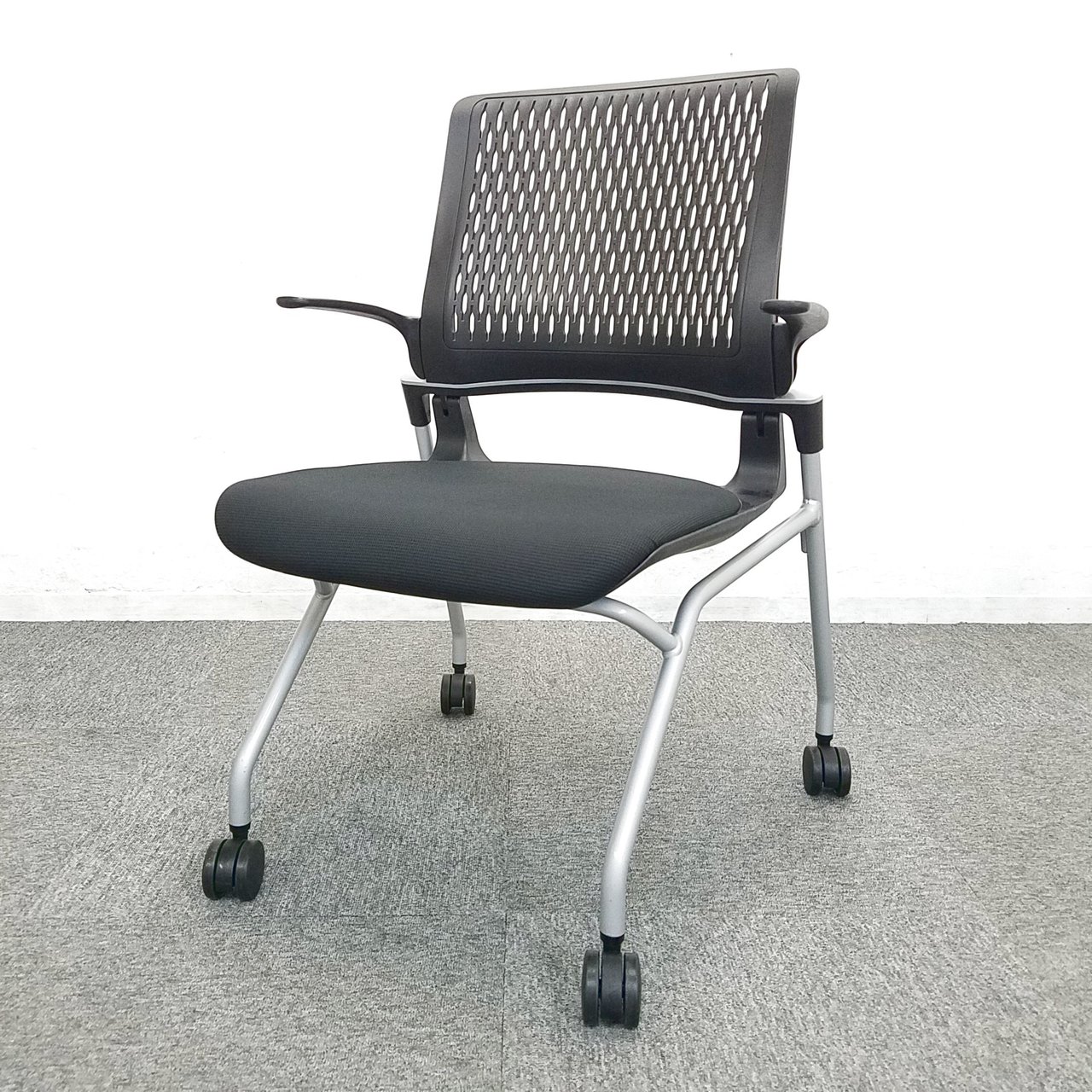 【43脚入荷】高級感のあるミーティングチェア入荷！中古　ネスティング　スタッキング　ミーティング　会議用　肘付き　meeting
                        オルディナ 
                                    中古
            