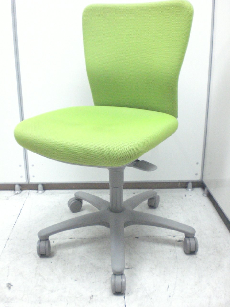 【定価約6万円！！鮮やかなグリーンカラーのコートハンガー付きモデルの入荷です】オカムラ/カロッツァ
                        カロッツァ 
                                    中古
            