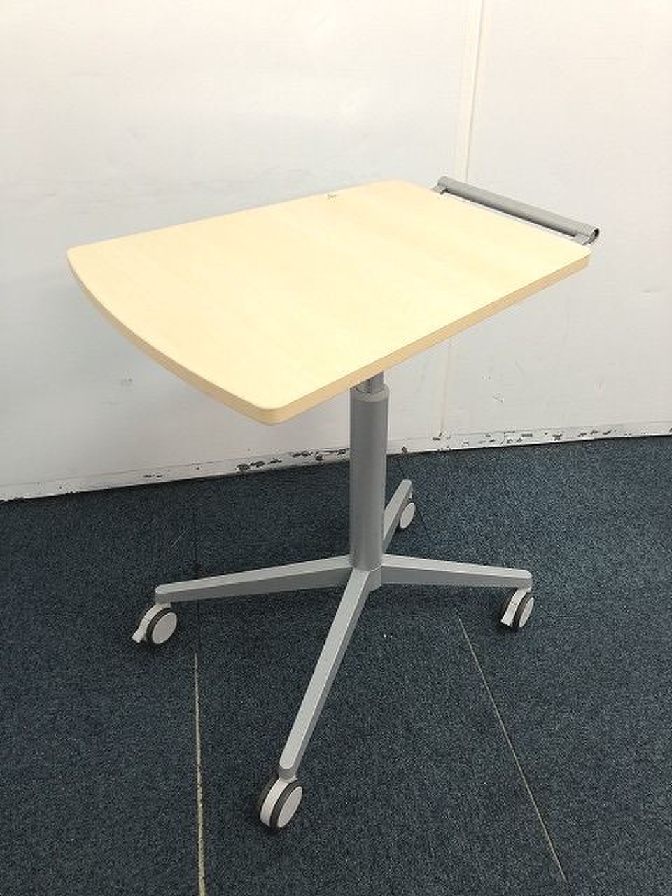  【定価約11万円！！移動が簡単なキャスター付き！！プロジェクター台の入荷です！！】
                        その他シリーズ
                                    中古
            