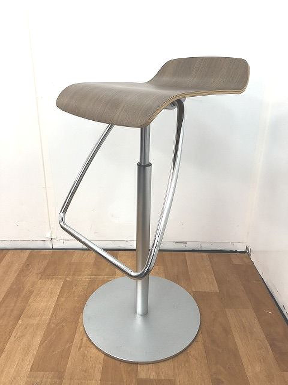 2脚限定！！【定価約8万円！！2014年製！！オシャレなカウンターチェアの入荷です！！木目調！！】L126TA　MK19 オカムラ/okamura
                        メルチェ
                                    中古
            