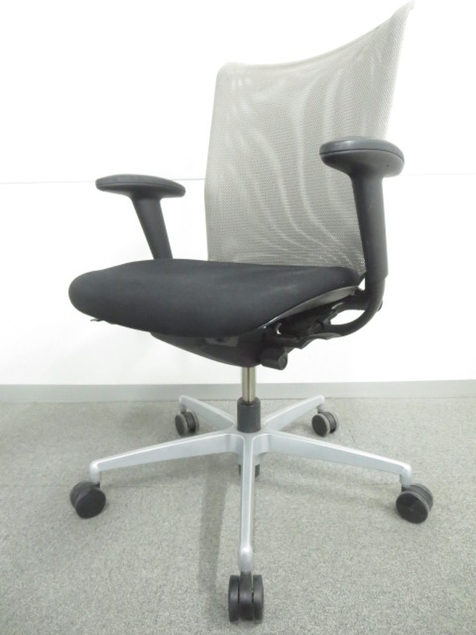 【リラックス出来るメッシュチェア！】■プラオαチェア　肘付　グレー

                        プラオα 
                                    中古
            