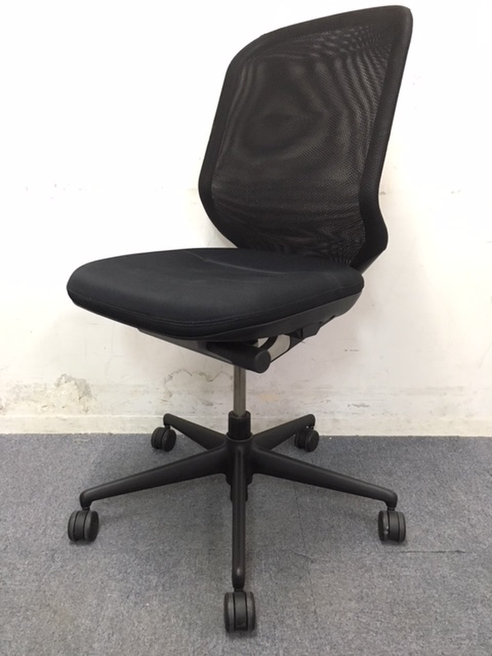 【有名デザインのメッシュチェア！】ヴィトラ(Vitra)製 メダパル(Meda Pal) チェア 肘無し ブラック
                        メダパル 
                                    中古
            