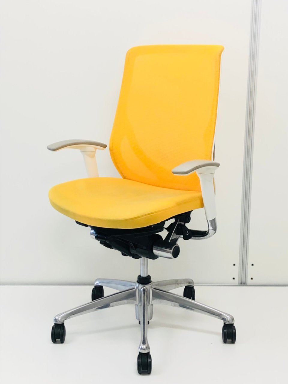 ※座面に強めの色写り有。状態要確認
【珍しいカラー！】
パっと目を惹く鮮やかなイエロー！

                        ゼファー（メッシュ） 
                                    中古
            