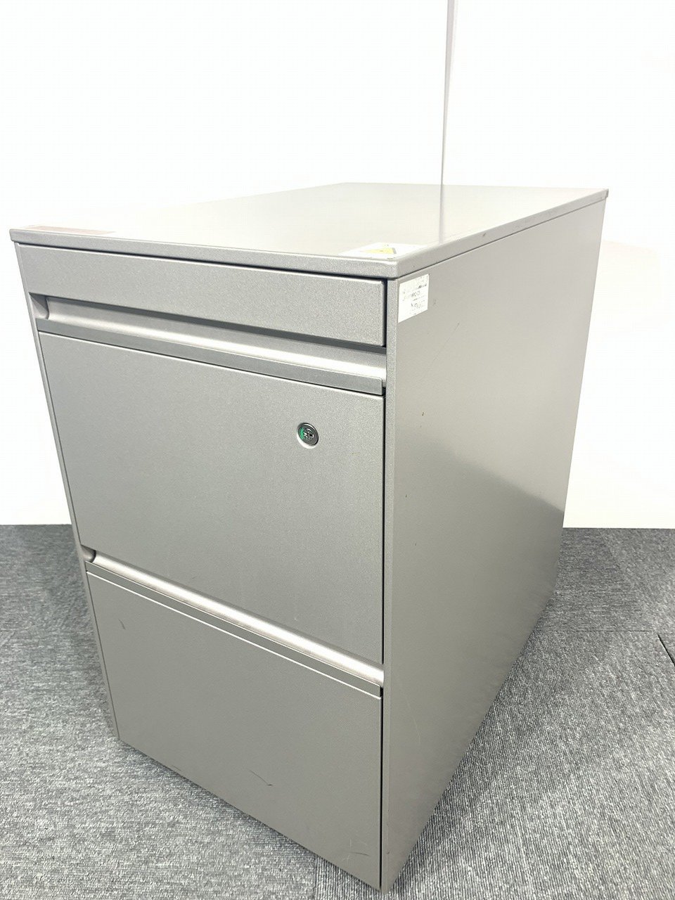 イトーキ製3段ワゴン　シルバー色でお洒落　フリアド用　キャスター付き収納
                        インクルード 
                                    中古
            