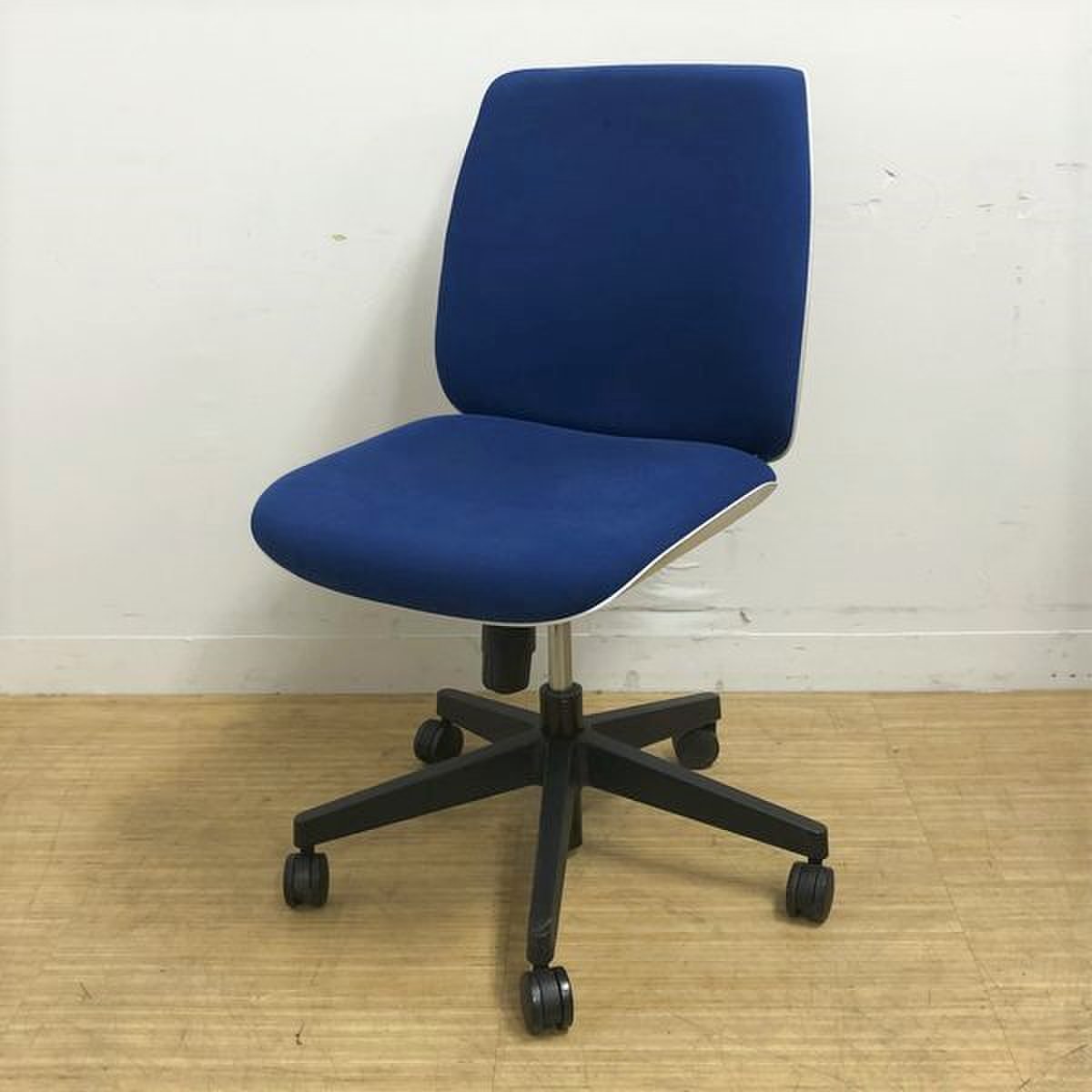 かわいらしさも兼ね備えたデスクチェア　包み込むようなデザイン　プラス　ユーチェア

                        U チェア 
                                    中古
            