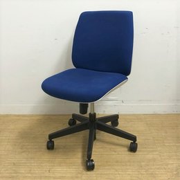 かわいらしさも兼ね備えたデスクチェア　包み込むようなデザイン　プラス　ユーチェア
