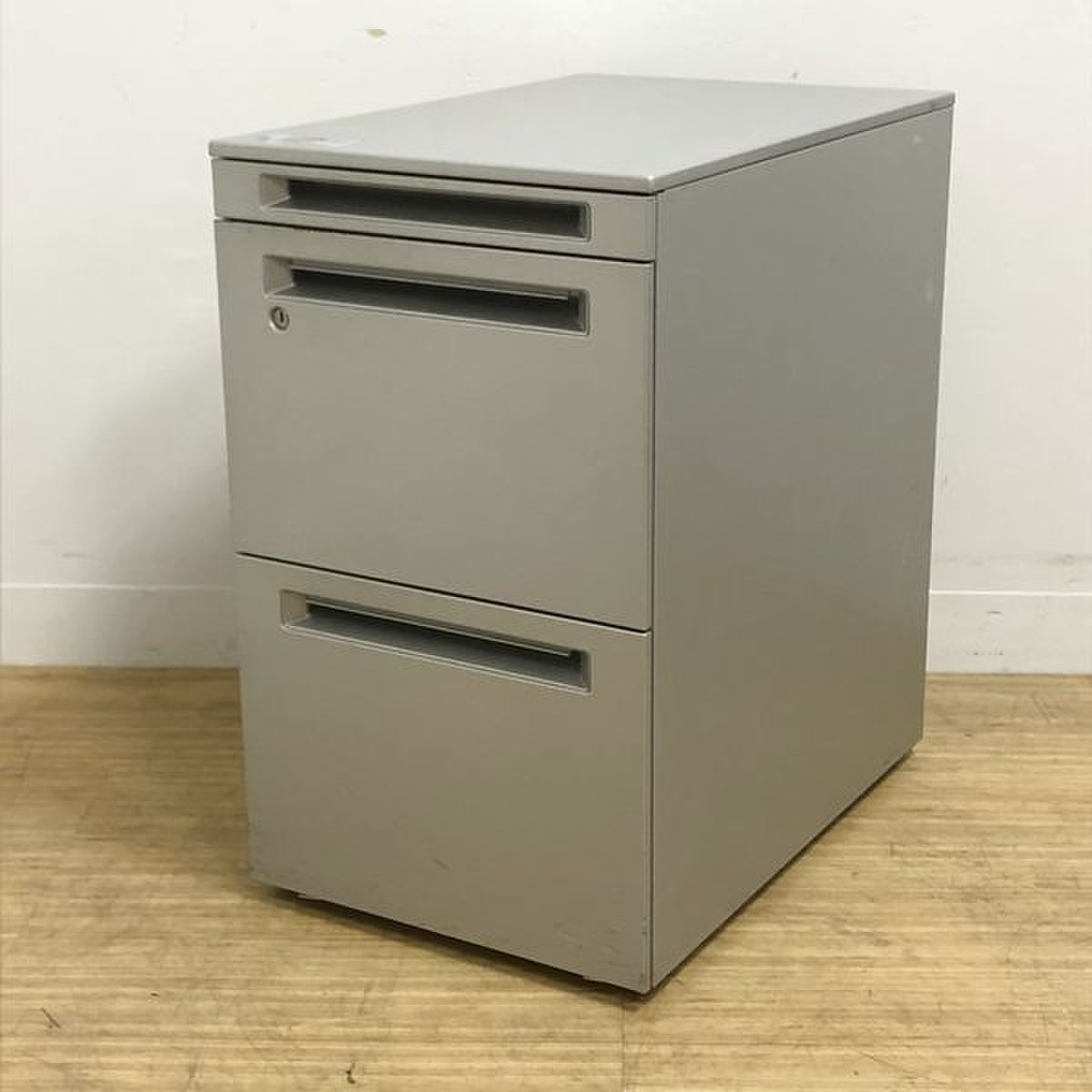 オカムラ　プロユニット　フロント把手　鍵付き 　A4×2段/ペントレー×1段の3段収納　シルバー色　
                        プロユニット 
                                    中古
            