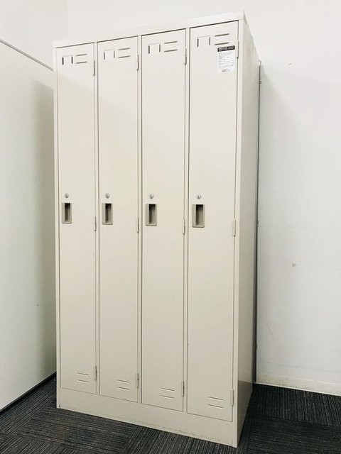 スーツやコートが畳まずに収納可能！コクヨ/4人用ロッカー/シリンダー錠