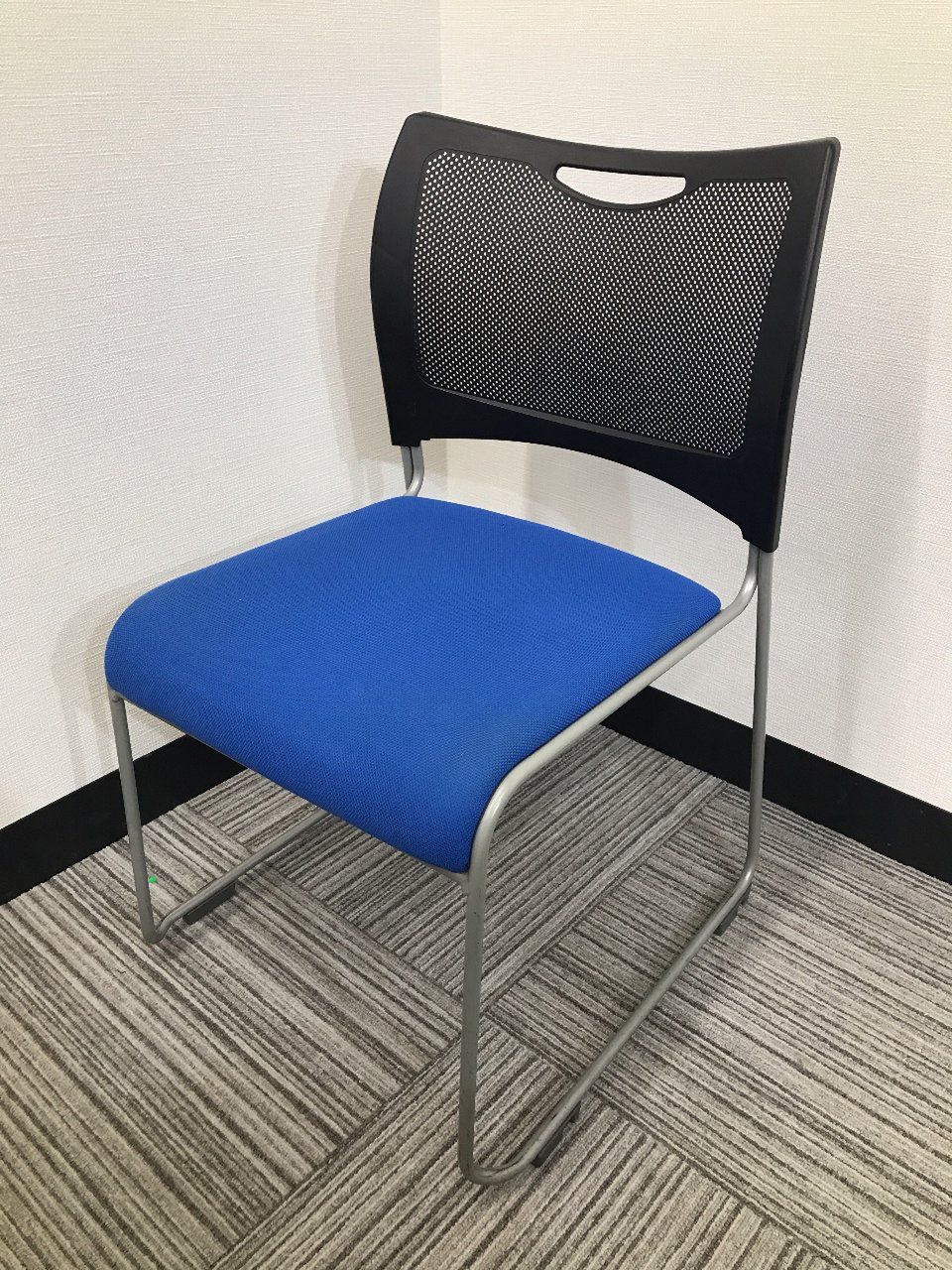 【ブルー×ブラック】【背面メッシュ】【スタッキングチェア】【ループ脚】【アイリスチトセ】【60脚超え】【会議用に最適】【数量お探しの方におすすめ】
                        その他シリーズ
                                    中古
            