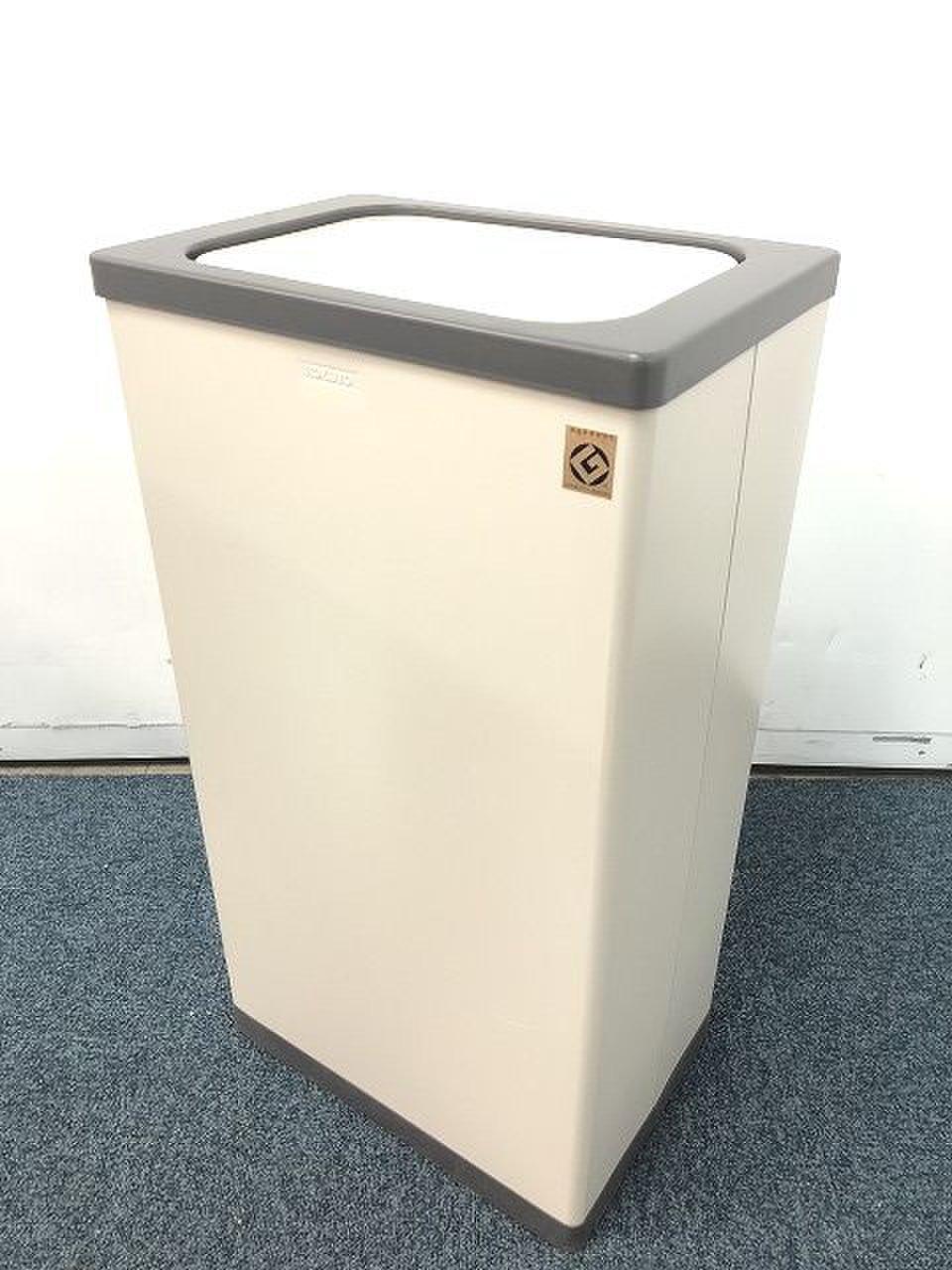 【定価約１万円！！2012年製！！ゴミ箱の入荷です！！】【I】
                        その他シリーズ
                                    中古
            