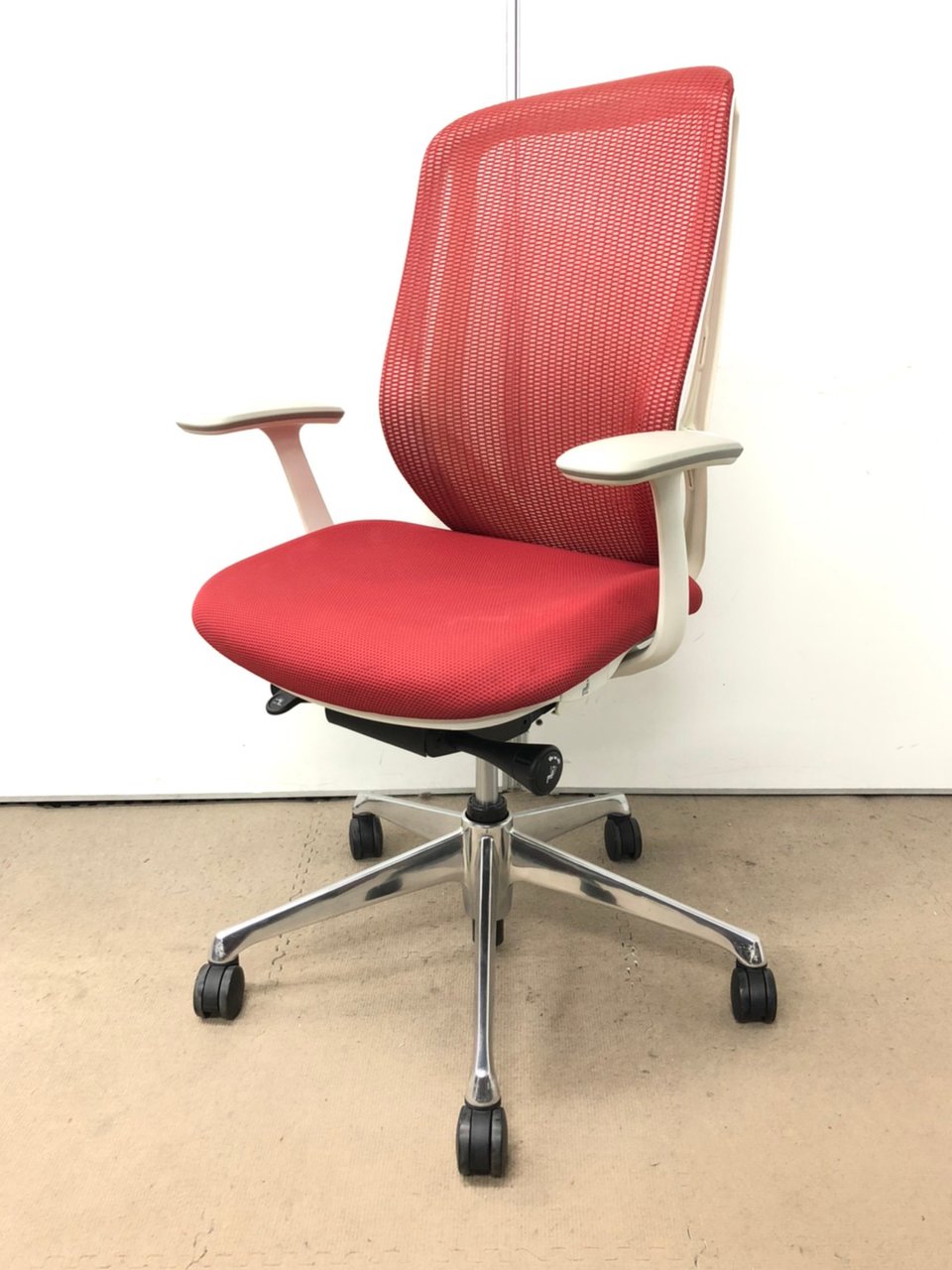 【情熱の赤】シルフィー/前傾サポート人気NO.1/在宅ワーク用におススメ/デザインアーム
                        シルフィー（メッシュ） 
                                    中古
            