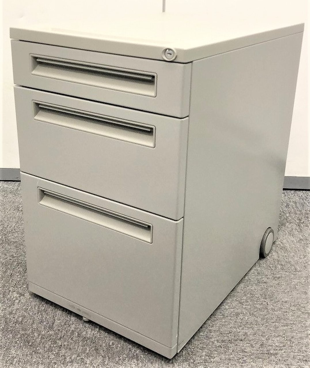 キャスター付き収納　内田洋行製　スチール　3段ワゴン　デスク上の書類をスッキリ格納
                        Feed 
                                    中古
            