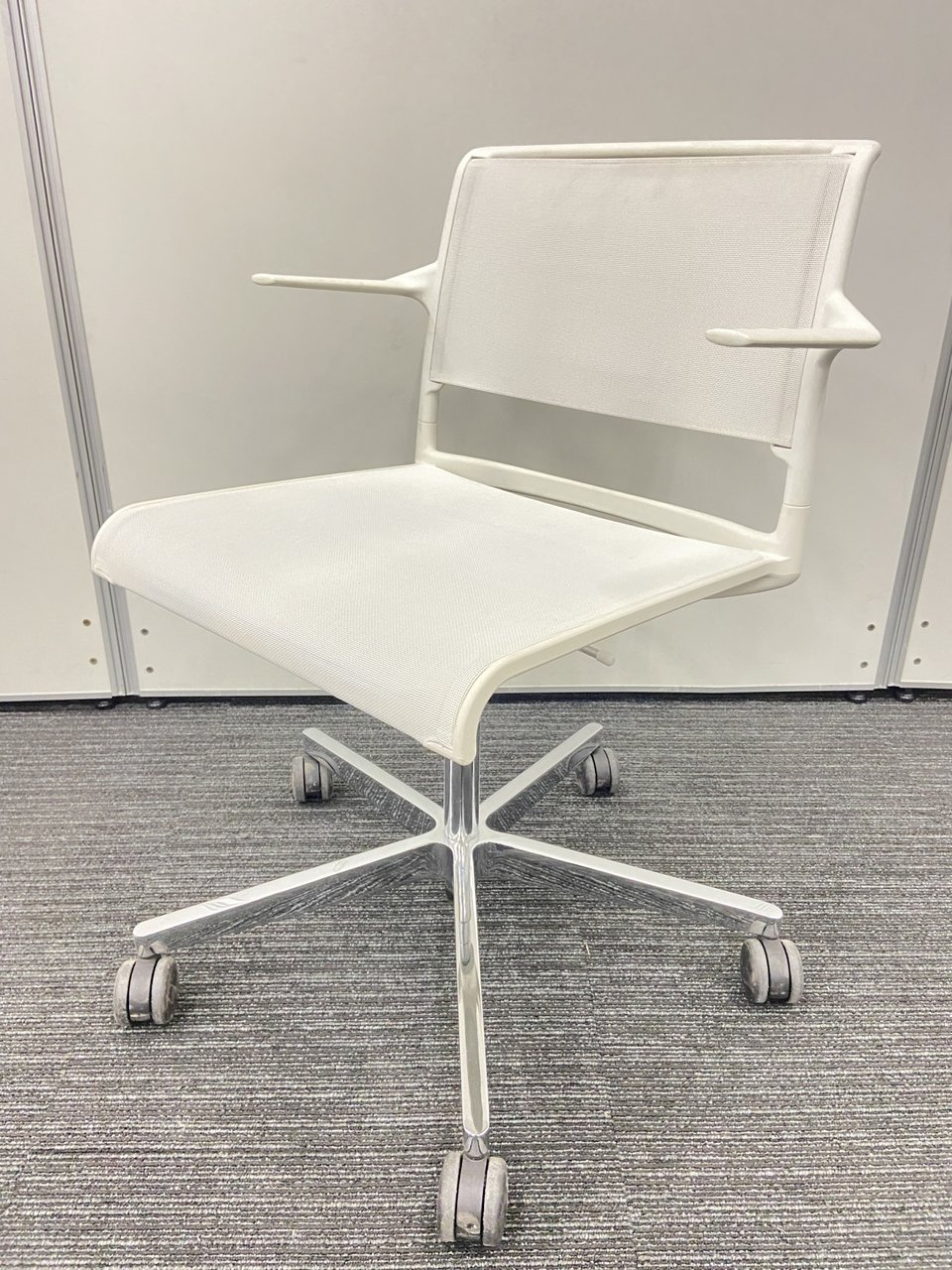 【デザイナーズ家具】Aline Wilkhahn Aライン 肘付 メッシュチェア
                        Aライン 
                                    中古
            