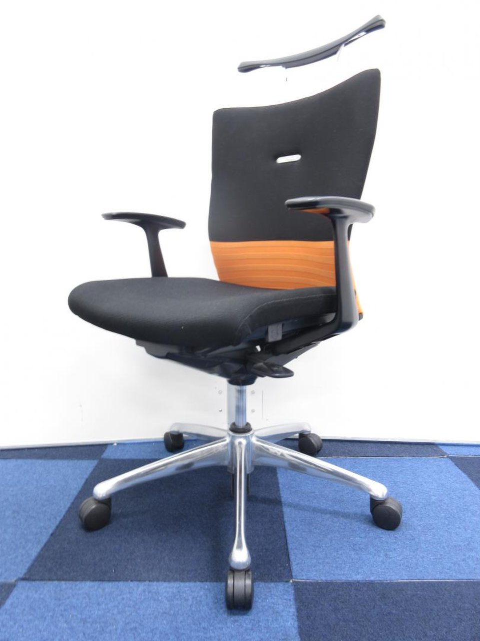 【快適な座り心地で作業効率アップ！】■オカムラ製　フィーゴチェア　デザインアーム　ハンガー付　■シームレスタイプ（オレンジ）
                        フィーゴ 
                                    中古
            