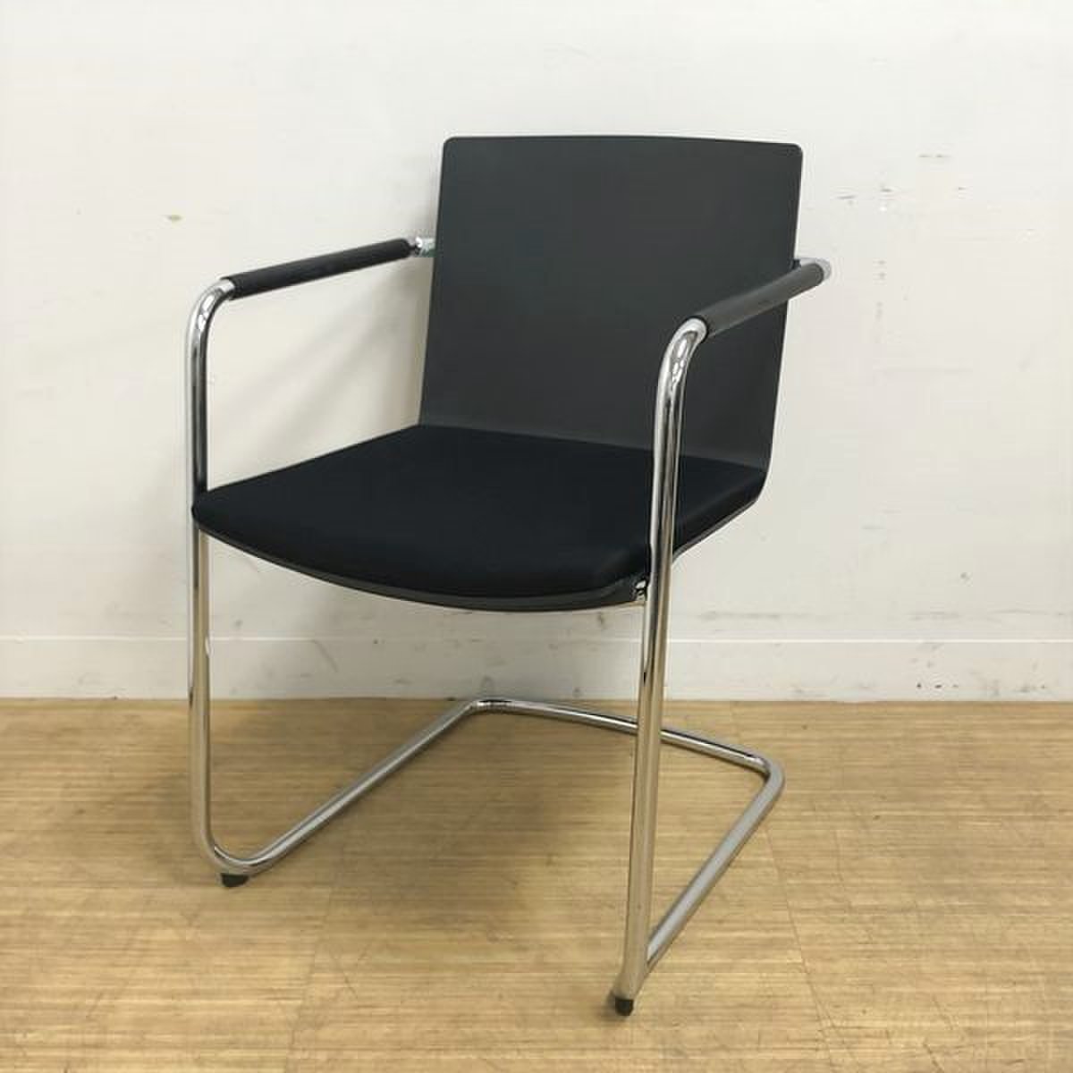 【残り1脚売切価格】Wilkhahn/ウィルクハーン　Neos./ネオス　キャンティレバーチェア(ゲストチェア)　※スタッキング可能　【デザイナーズ家具】
                        その他シリーズ
                                    中古
            