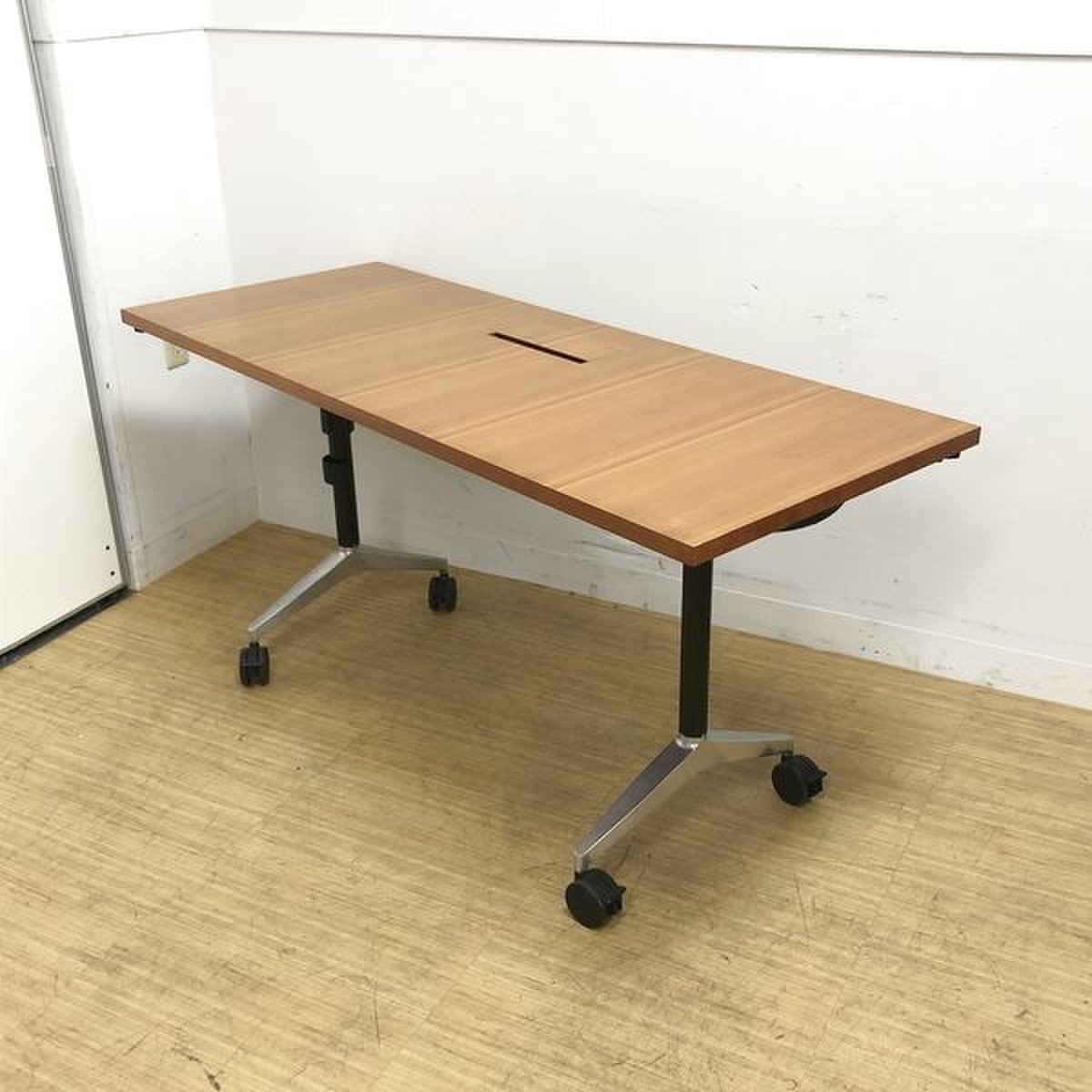 Wilkhahn(ウィルクハーン)/timetable(タイムテーブル)　スタック収納　配線ダクト付き　【デザイナーズ家具】【海外メーカー品】
                        その他シリーズ
                                    中古
            