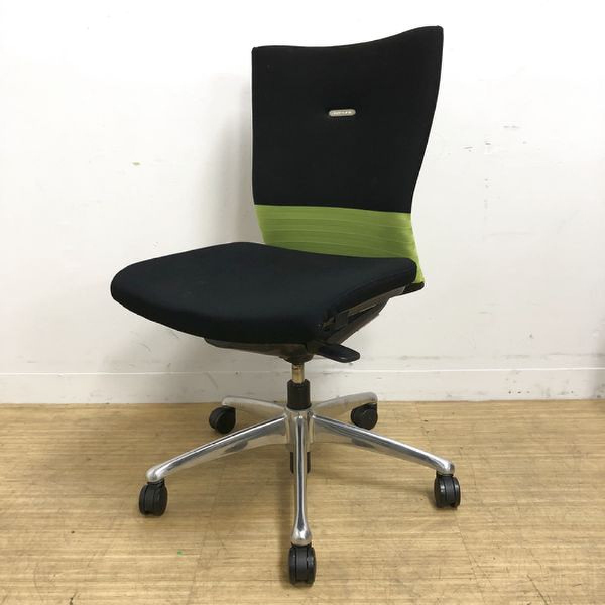 ライトグリーンのストライプが印象的　オカムラ　フィーゴ　シームレス
                        フィーゴ 
                                    中古
            