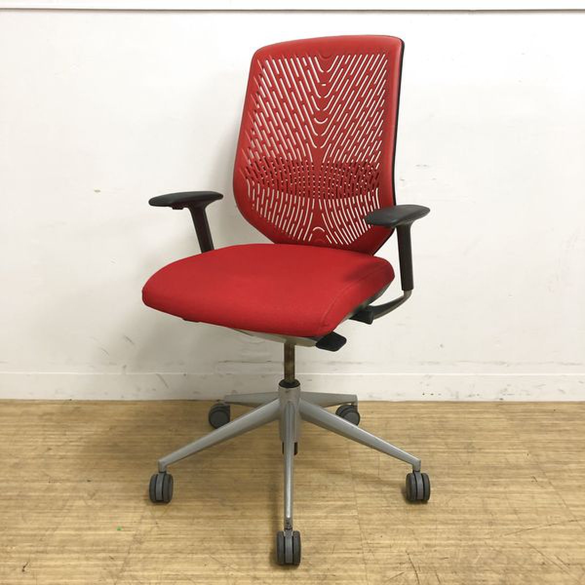 デザイン：マルセロ・アレグレ氏　スペインメーカー【デザイナーズ家具】【当店限定入荷】【高機能デスクチェア】ブランド：ACTIU シリーズ：TNK 
                        ACTIU TNKチェア
                                    中古
            