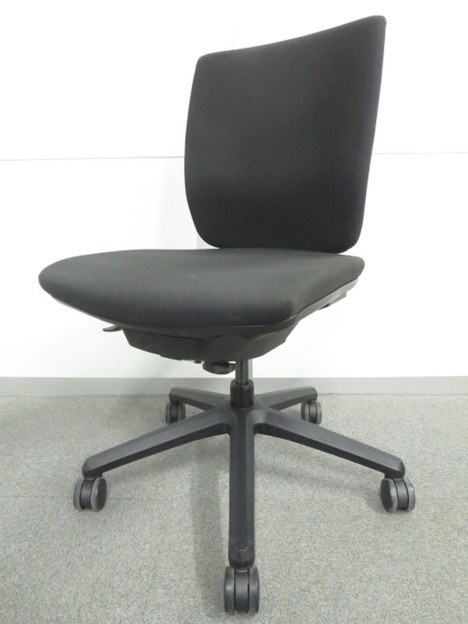 【コスパ必見！】国内メーカーのライオン製エルビス！■素敵な座り心地
                        LBIS
                                    中古
            