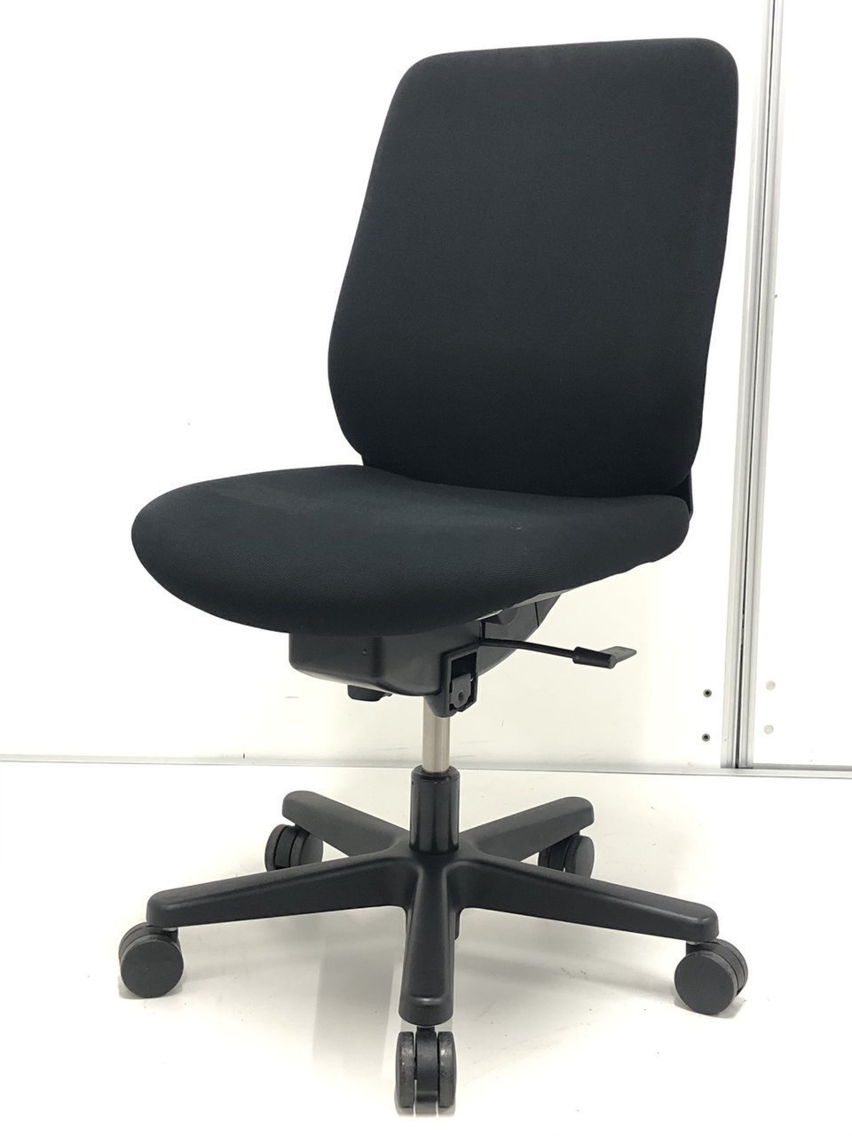 おすすめ品！！【定価約3万円！！シンプルなデザインでオフィスに馴染むOAチェアです】イトーキ/トルテ(torte)
                        トルテ 
                                    中古
            