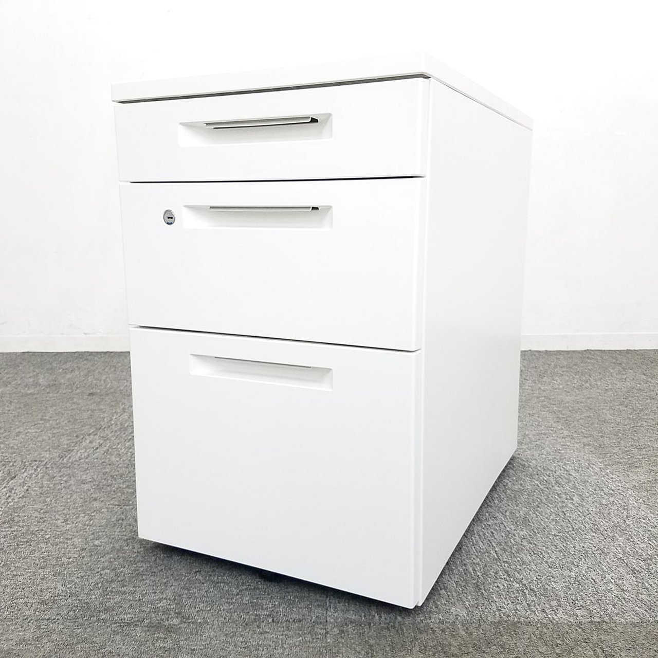 【16台入荷！】コクヨの人気ワゴン入荷！中古　ワゴン　ホワイト　3段　コクヨ　IS　オフィス　袖
                        iS
                                    中古
            