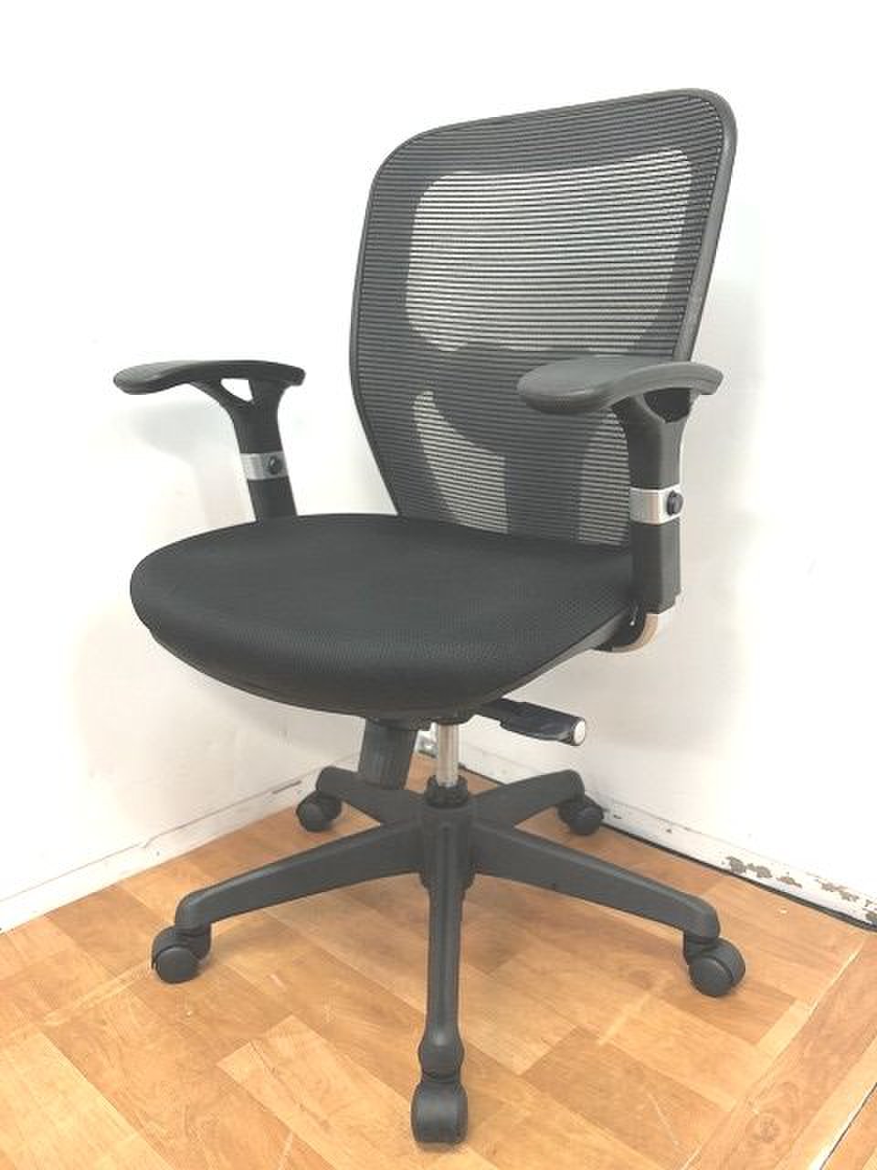 人気商品！！【ランバーサポート付き！！シンクロムーブ機構で快適リクライニング！！背もたれメッシュ素材の肘付きOAチェアの入荷です！！】
                        その他シリーズ
                                    中古
            