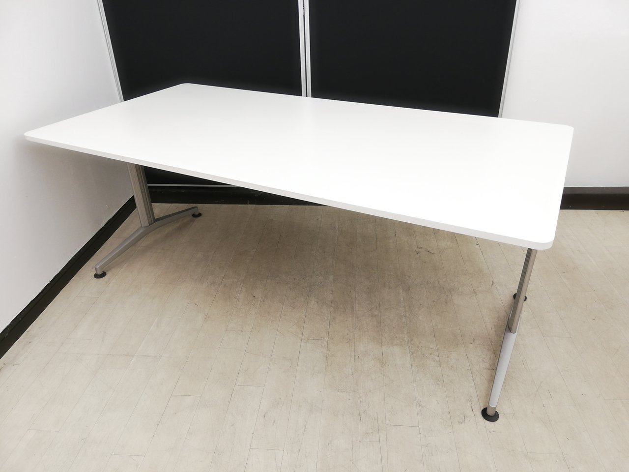 【足元スッキリのT字脚タイプ】イトーキ/DDシリーズ/天板：ホワイト■一番人気サイズ1800mm
                        DD 
                                    中古
            