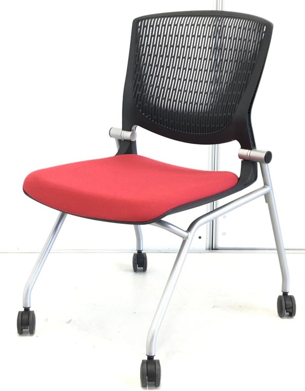 【快適なクッションが人気です！】■オカムラ　グラータチェア　レッド
                        グラータ 
                                    中古
            