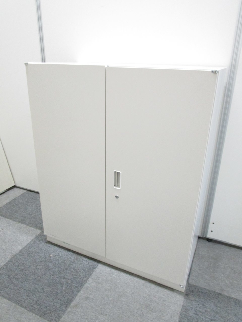 【人気のホワイト色】定番の両開き書庫
                        シンライン 
                                    中古
            