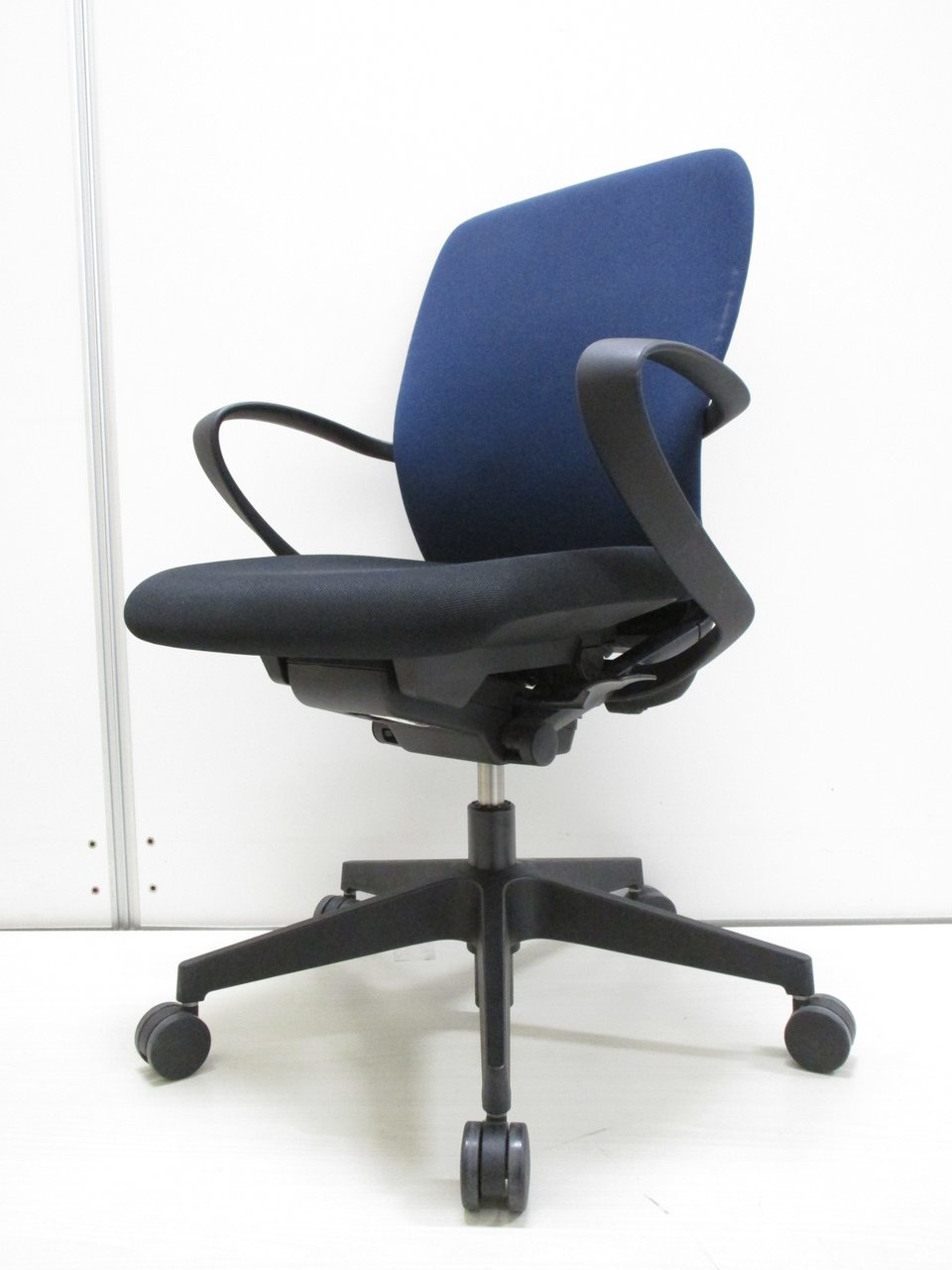 【新定番】取っ手がついて使いやすいチェア【肘付き】
                        フルゴ 
                                    中古
            