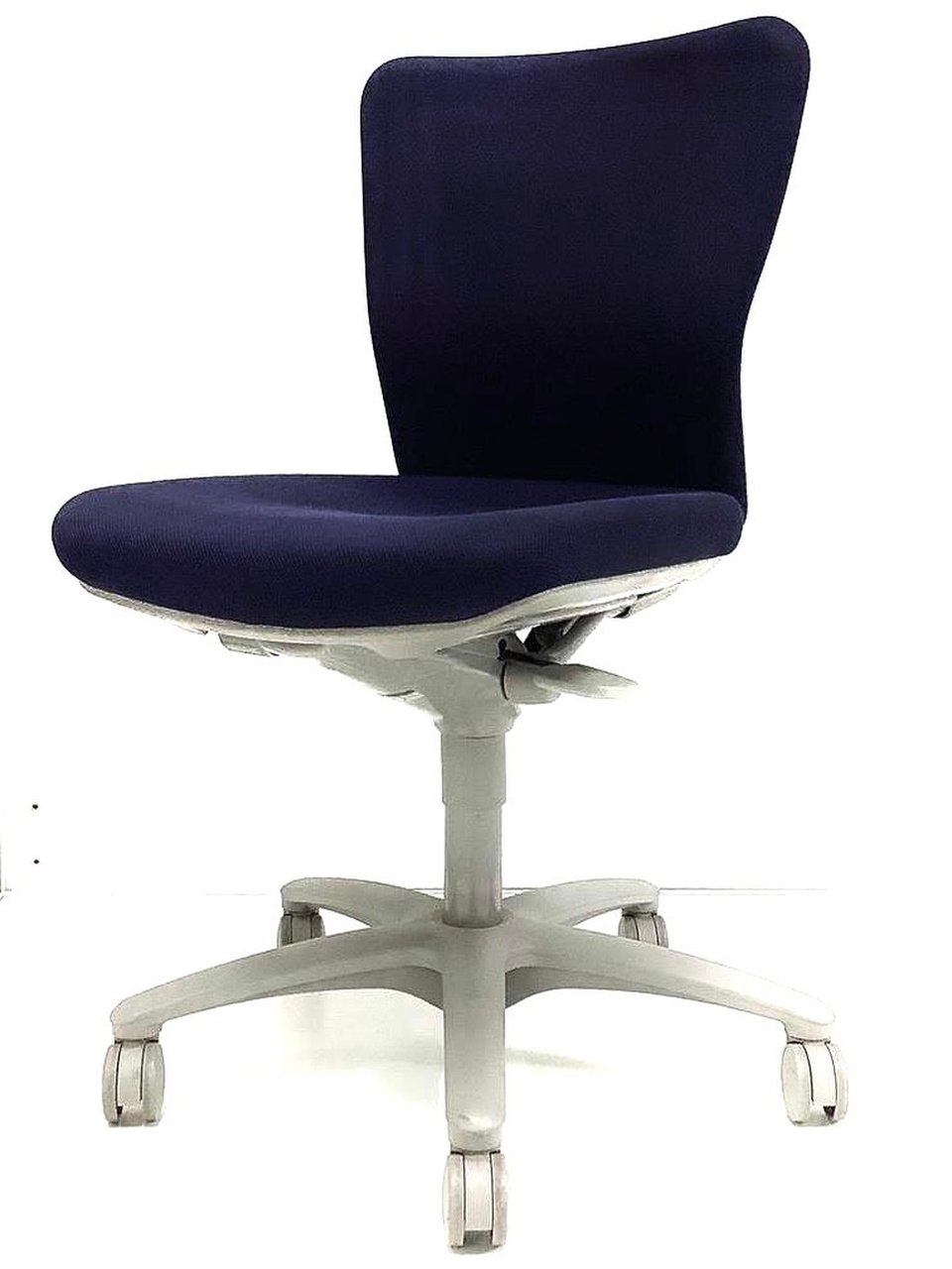 大人気／定番／異硬度クッション（オススメ）　◆Okamura／オカムラ　◆Carrozza／カロッツァ　※ダークブルー
                        カロッツァ 
                                    中古
            