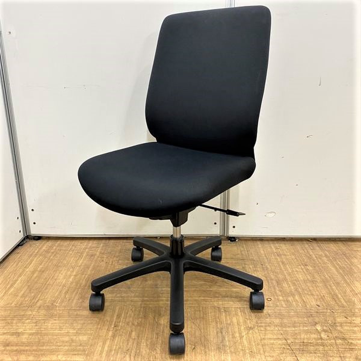 【4脚入荷】コストパフォーマンスの高いロークラスチェア　ロット入荷　ブラックカラー
                        トルテ 
                                    中古
            