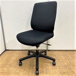 【4脚入荷】コストパフォーマンスの高いロークラスチェア　ロット入荷　ブラックカラー