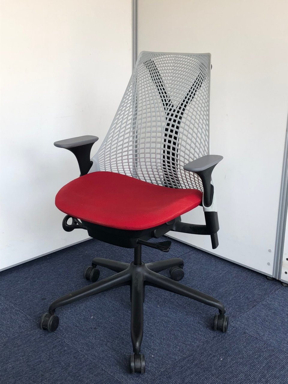 グレー・レッド・ブラックの3色のコントラストがまさに船の帆（セイル）をイメージさせるデザインの美しさ【座面の一部にほつれあり】
                        セイルチェア 
                                    中古
            