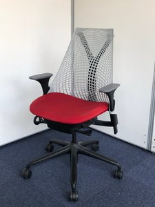 グレー・レッド・ブラックの3色のコントラストがまさに船の帆（セイル）をイメージさせるデザインの美しさ【座面の一部にほつれあり】