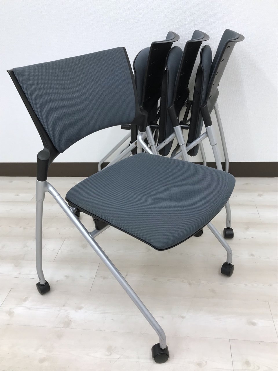 【訳アリ品】【4脚セット】会議室や休憩室にどうぞ　ネスティング（折り畳み可能）
                        マノス 
                                    中古
            