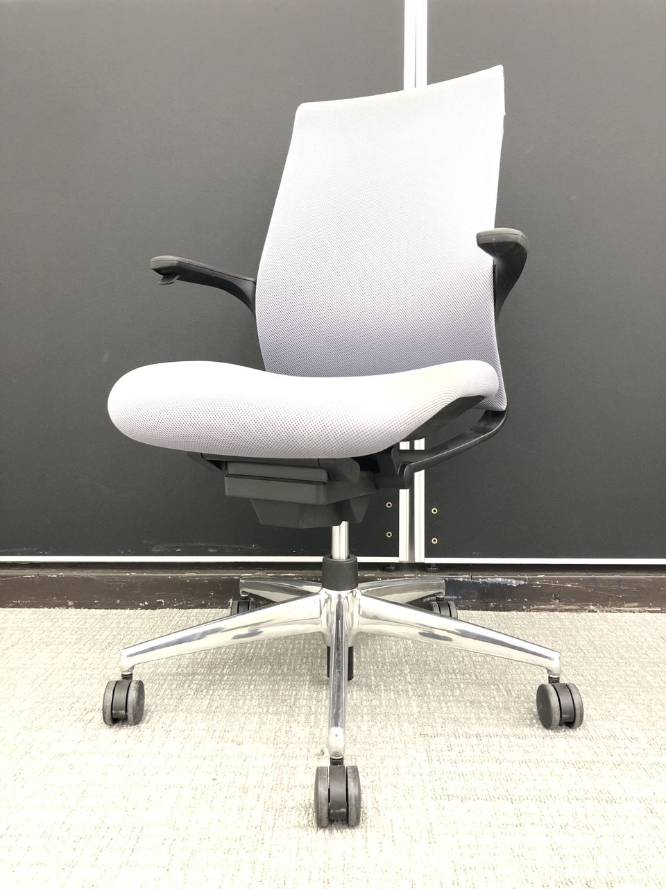 【12脚入荷】アルミ脚で高級感溢れる◆コクヨ製M4チェア◆ソフトグレー◆倉庫大量在庫品
                        エムフォー（アルミ脚） 
                                    中古
            