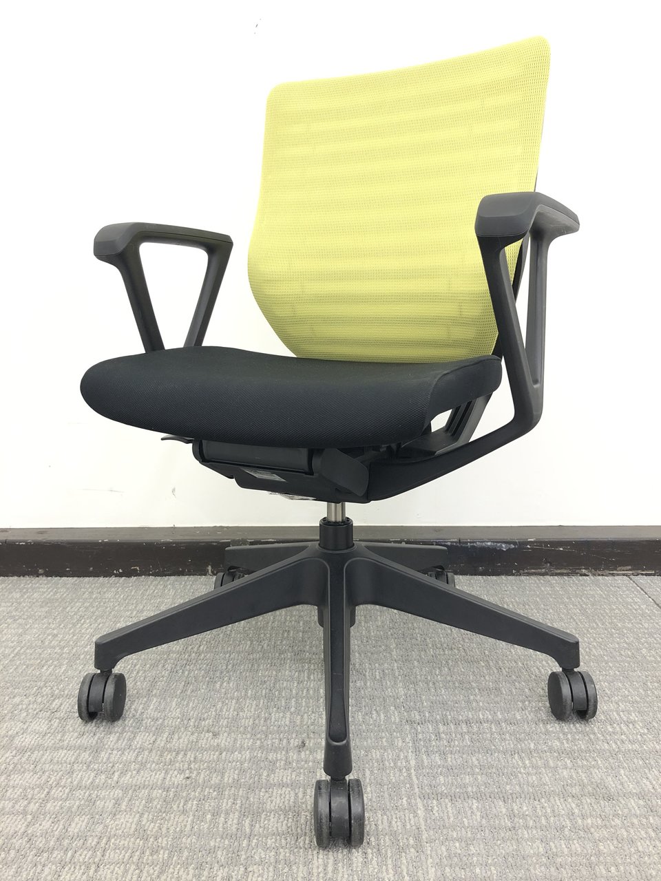 【2010年ｸﾞｯﾄﾞﾃﾞｻﾞｲﾝ受賞】■座面爽やかﾗｲﾑｸﾞﾘｰﾝ♪■夏場も蒸れずに快適‼人気のメッシュタイプ‼◆イトーキ製エピオスチェア
                        エピオス 
                                    中古
            