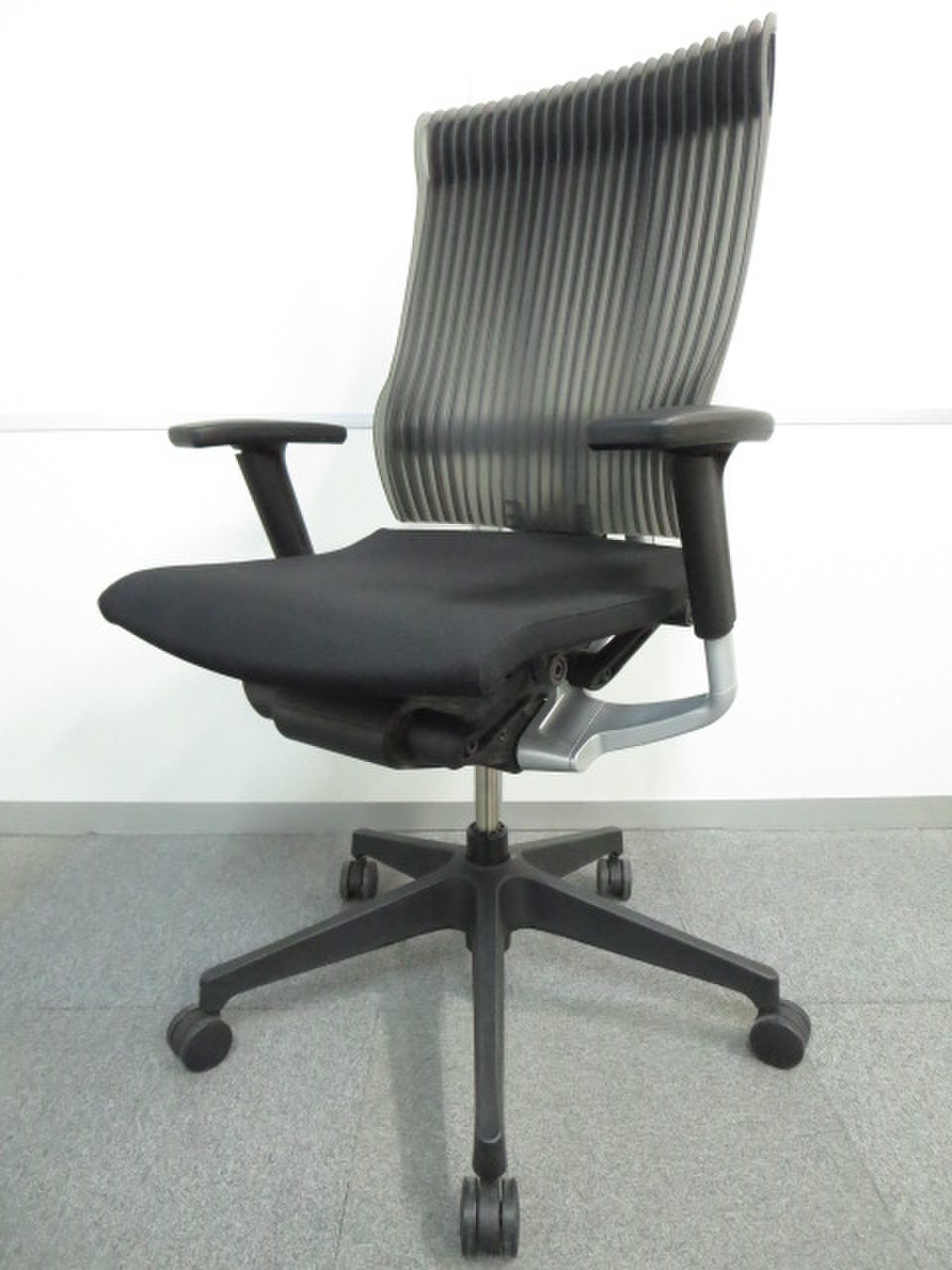 【訳あり品】まだまだ人気です！グッドデザイン！スピーナチェア｜背エラストマー・樹脂脚タイプ｜高級チェア　テレワーク　在宅
                        スピーナ（エラストマー） 
                                    中古
            