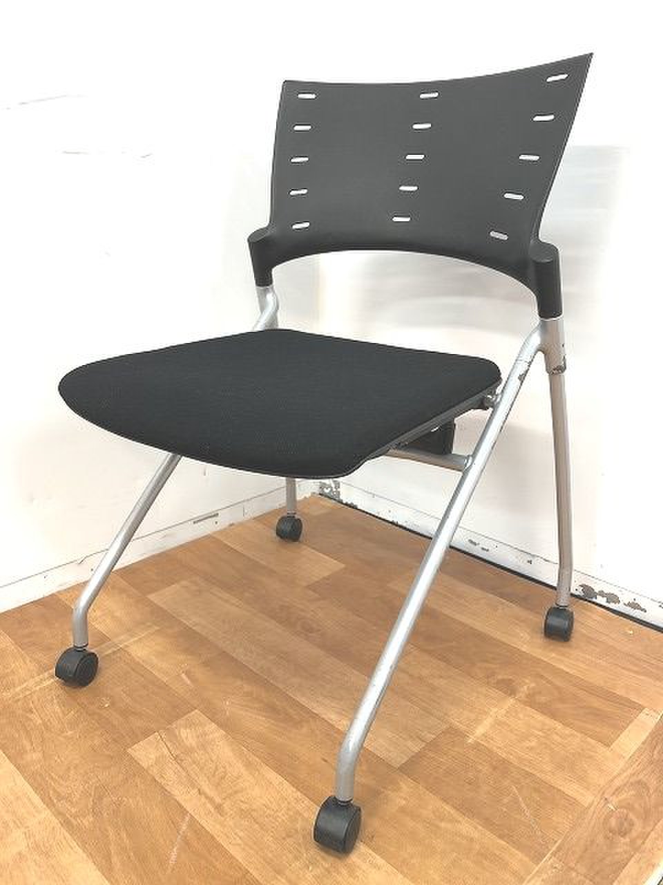 特別価格！！【定価約5万円！！超人気シリーズ！！ブラックカラー！！ネスティングチェアの入荷です！！】■イトーキ/マノス
                        マノス 
                                    中古
            