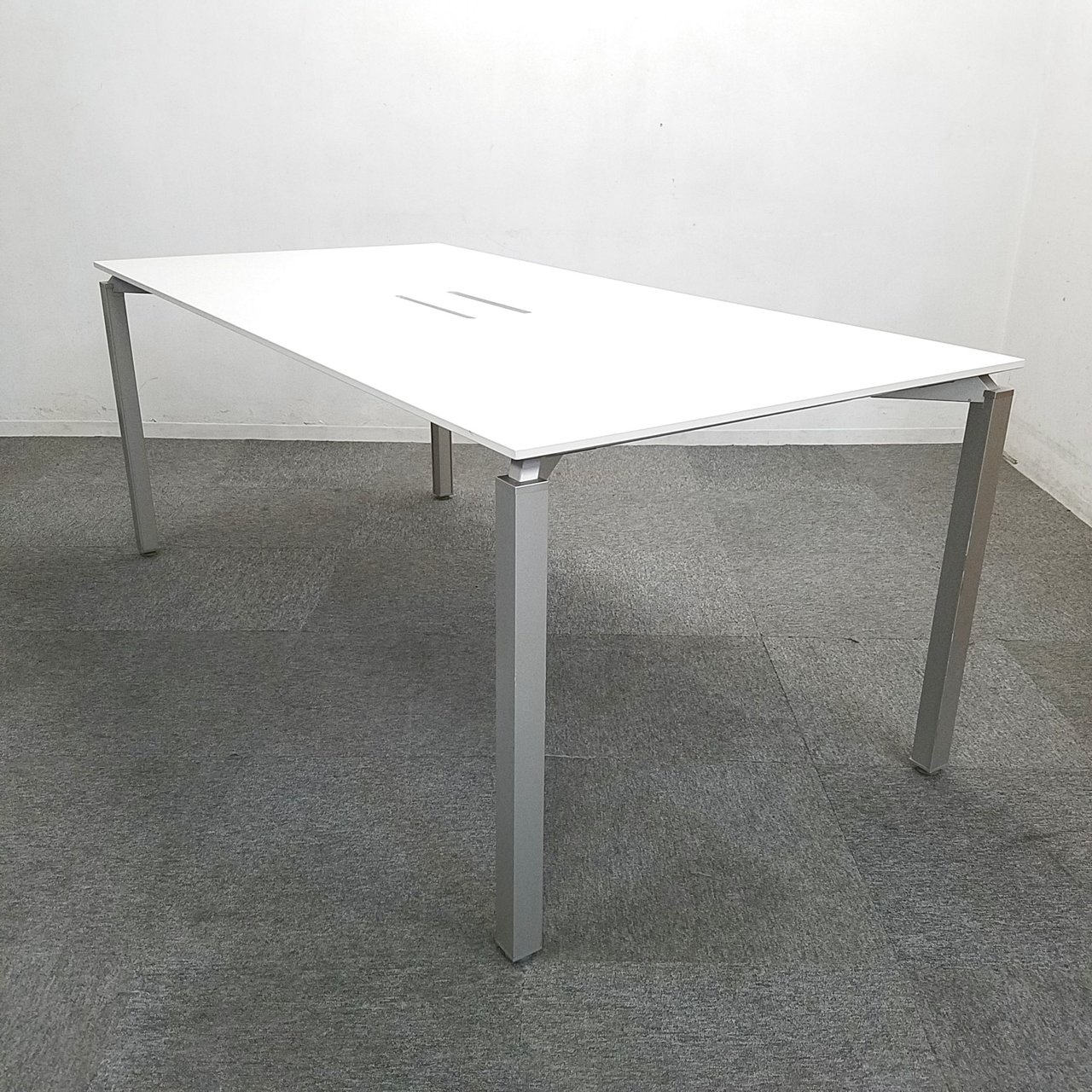 【18台ロット入荷！】人気の配線ダクト付きテーブル入荷！中古　テーブル　ミーティング　会議　テレワーク　在宅ワーク ZOOM オフィス
                        その他シリーズ
                                    中古
            