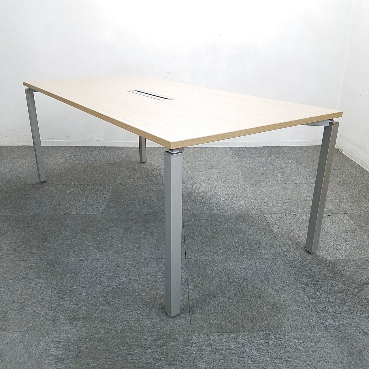 【5台入荷】人気の配線ダクト付きテーブル入荷！中古　テーブル　ミーティング　会議　テレワーク　在宅ワーク ZOOM オフィス
                        その他シリーズ
                                    中古
            