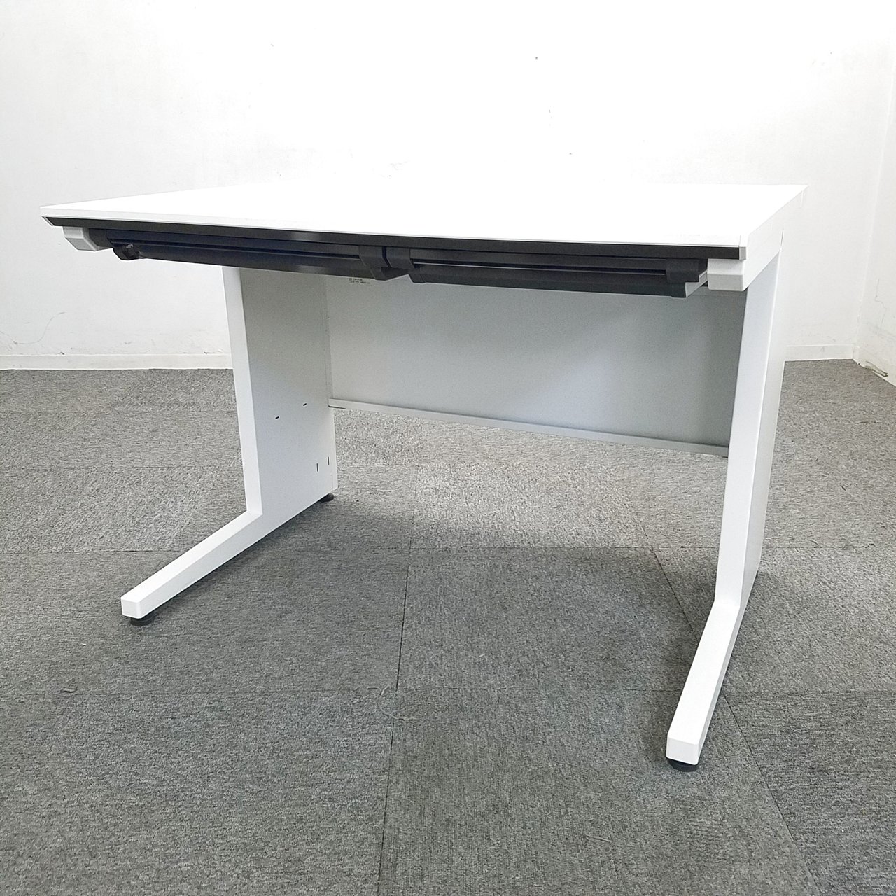 【8台入荷】デスクの決定版。多彩な機能をシンプルなデザインに凝縮したデスクシステム！中古　デスク　事務机　オフィス　ホワイト
                        アイエス 
                                    中古
            