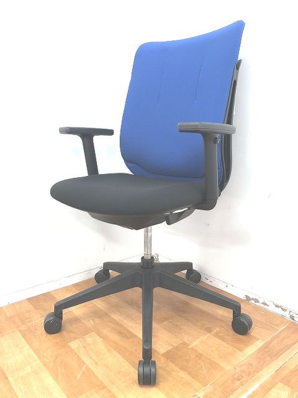 【定価約９万円！！ブルー×ブラックカラー！！肘付き快適OAチェア！！ハイバック！！】内田洋行/AJ
                        AJ（エージェイ） 
                                    中古
            