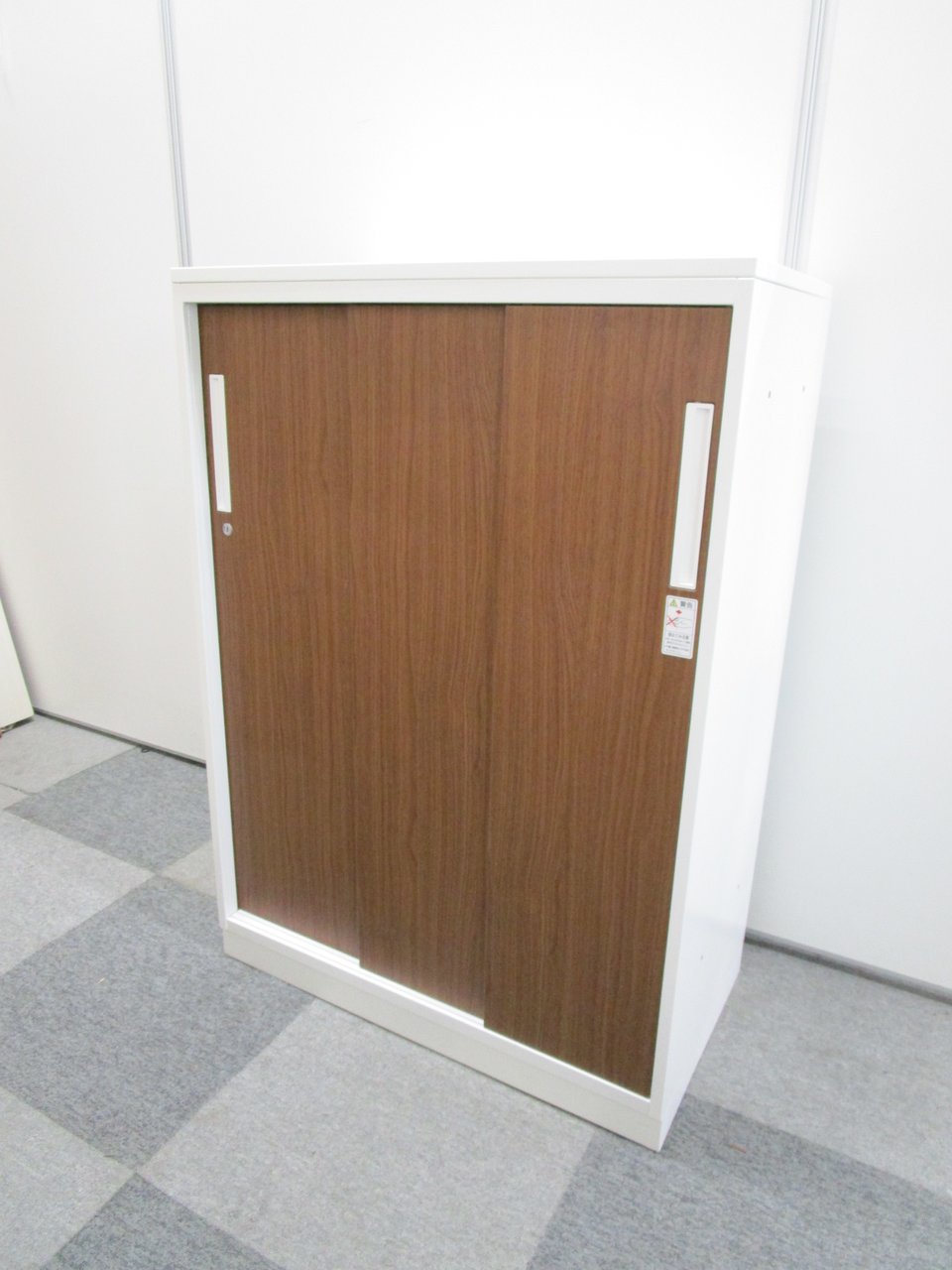 【現代オフィスで人気のカラー！】
濃いめの木目調の3枚引戸書庫！
省スペースで手狭オフィスにもぴったり！
                        エディア 
                                    中古
            