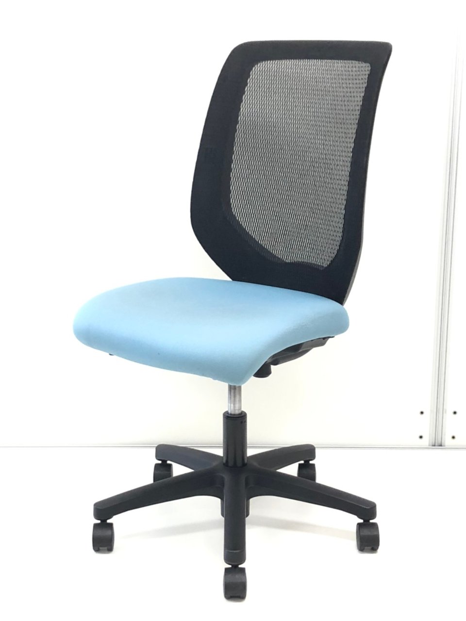 【コスパ抜群のいITOKIのメッシュチェア！】
さわやかなイメージの水色座面とブラックのツートーンがお洒落！
                        コルト 
                                    中古
            